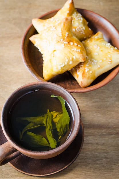 Groene thee en pastei op rustieke houten lijst