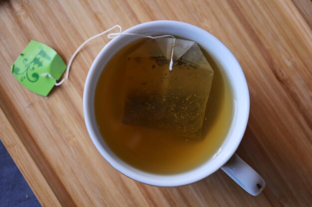 Groene thee en theezakje op tafel close-up