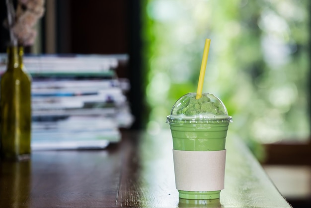 groene thee frappe en gemengd op tafel