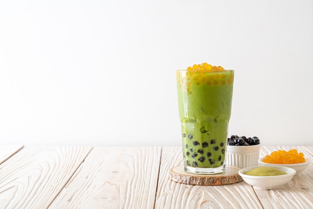 groene thee latte met bubbels en honing bubbels