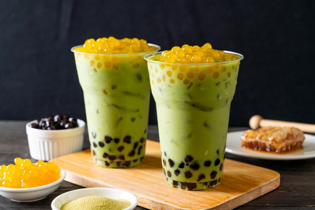 Groene thee latte met bubbels en honing bubbels