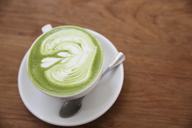 Groene thee latte op houten achtergrond