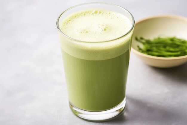 Groene thee matcha latte geserveerd in een transparant glas
