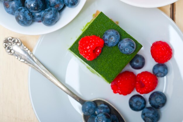 Groene thee matcha mousse cake met bessen