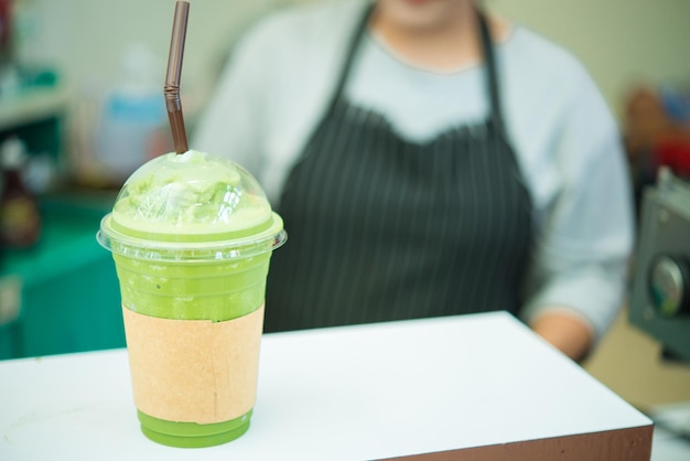 Groene thee Smoothie met slagroomBrownie