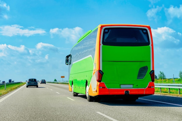 Groene toeristenbus op de weg in Polen. Reisconcept.