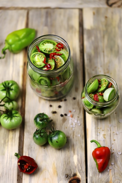 Groene tomaten inleggen.