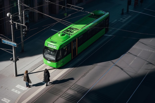 Groene tram nummer 11 staat op de bushalte en een persoon steekt een weg erachter hoge hoek over