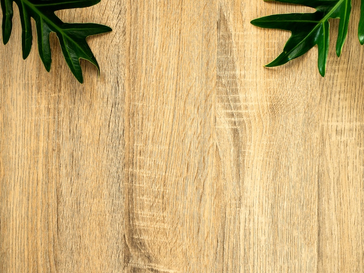 Foto groene tropische bladeren frame met kopie ruimte op hout