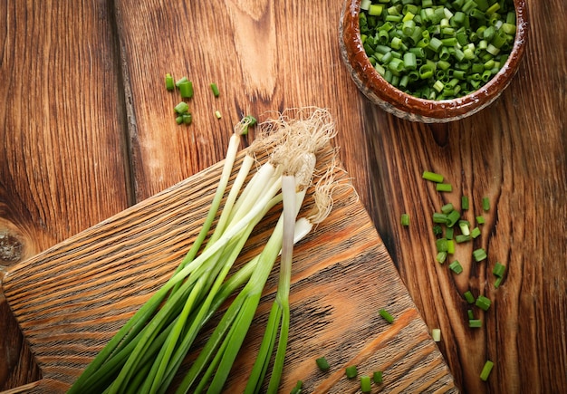 Groene ui op een houten bord