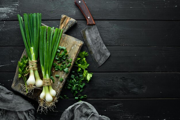 Groene ui op een houten tafel Verse groenten Bovenaanzicht Vrije ruimte voor tekst