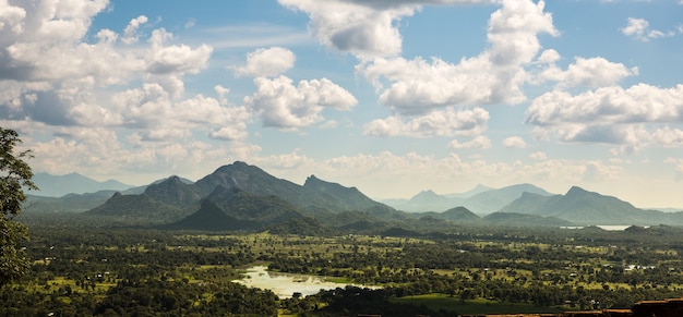 Groene vallei en blauwe lucht, Ceylon-landschap. Landschap van Sri Lanka