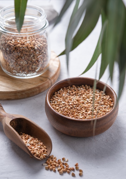 Groene vegan boekweit in een houten kom met een lepel