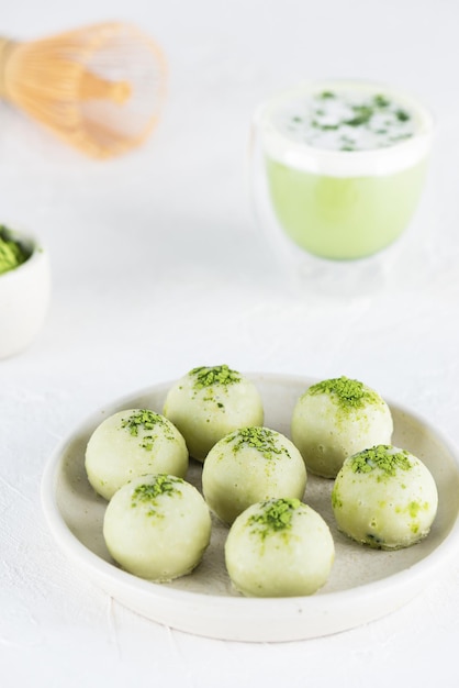 Groene vegan matcha en limoentruffels op een bord. Suiker-, gluten- en lactosevrij.