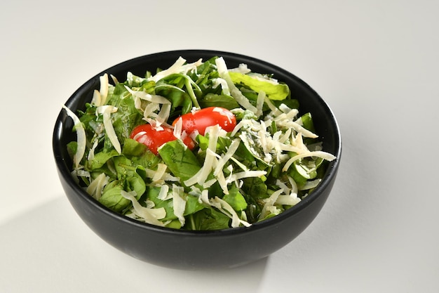 Groene vegan salade van groene bladeren mix en groenten.