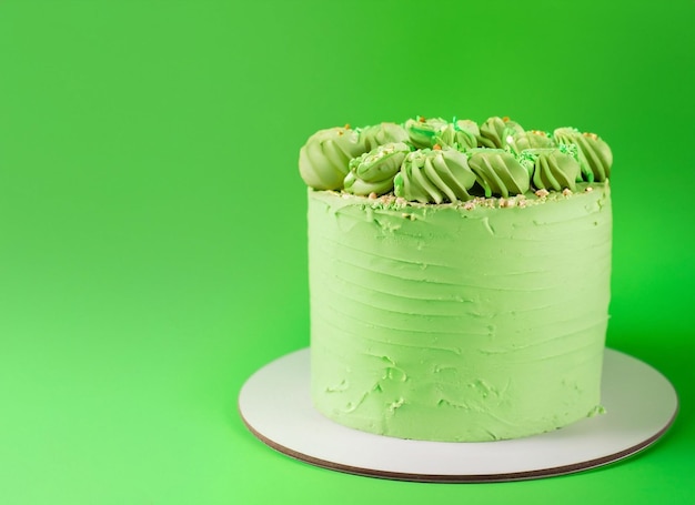 Groene verjaardagstaart met groene kaarsen