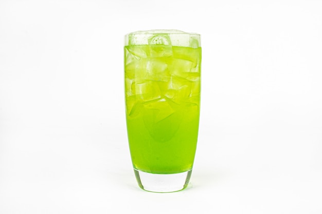 Groene verse cocktail smoothie sap in glas met ijs geïsoleerd op wit vitamine drankje detox