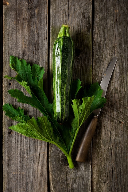 Groene verse courgette op een oude houten oppervlak