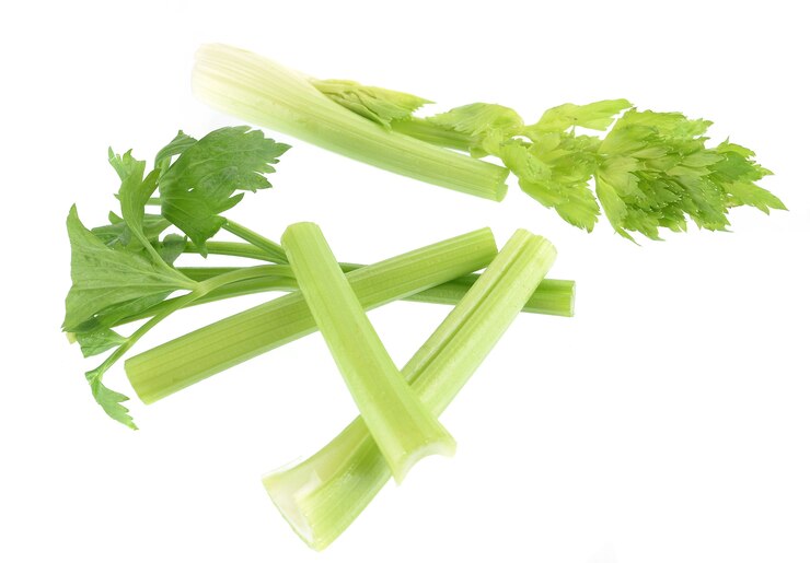 Foto groene verse die selderiestok op wit wordt geïsoleerd.