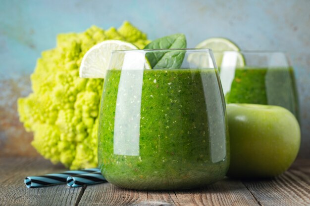 Groene verse gezonde smoothie. dieet detox concept.