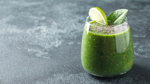 Foto groene verse gezonde smoothie. dieet detox concept.