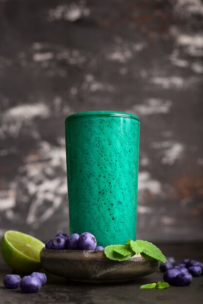 Groene verse gezonde smoothie met bosbessen.