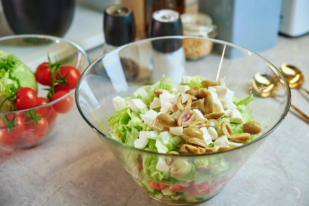 Groene verse groentesalade in kom