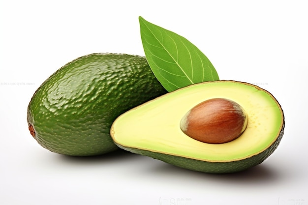 Groene verse hele en half gesneden avocado met bladzijde geïsoleerd op witte achtergrond