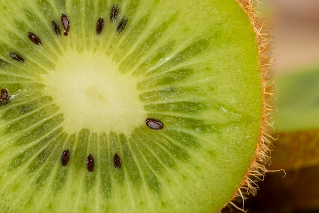 Groene verse kiwi tijdens het koken Frisse groene kiwi bij het koken van voedsel in de keuken