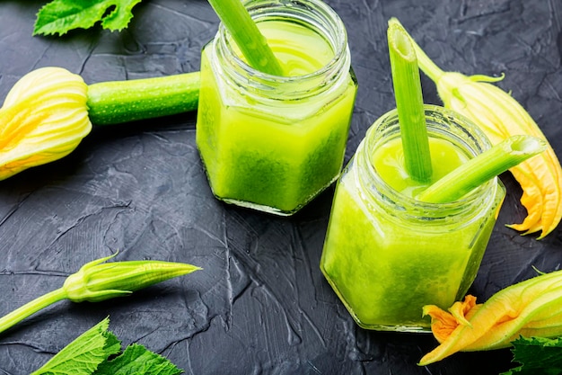 Groene verse rauwe smoothie van courgette.Groente smoothie