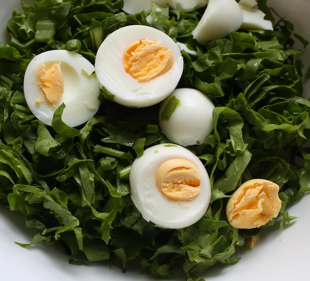 Groene verse smakelijke salade met spinazie en eieren
