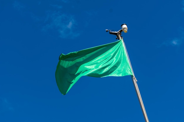 Groene vlag op het strand in de zomer zomer reddingswerkers teken dat je kan zwemmen