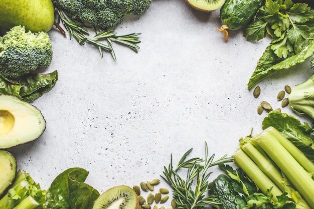 Groene voedselachtergrond. Gezonde groene groenten en fruit, bovenaanzicht. Detox dieet concept.