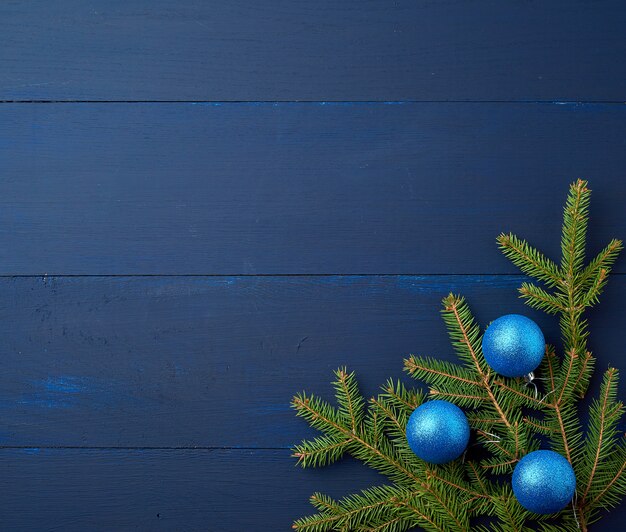 Groene vuren takken en donkerblauwe glanzende kerstballen