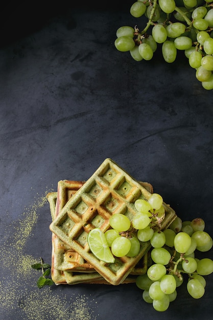 Groene wafels met druiven