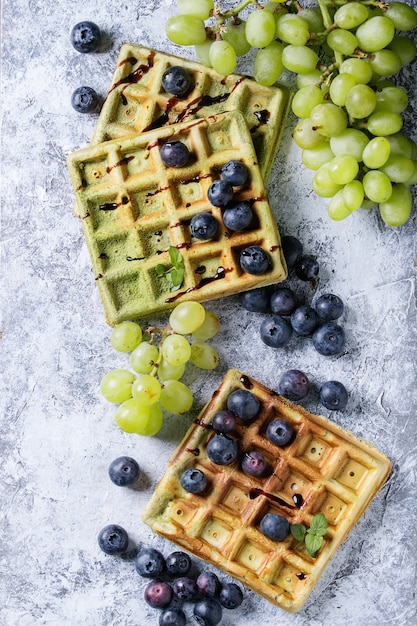 Groene wafels met druiven