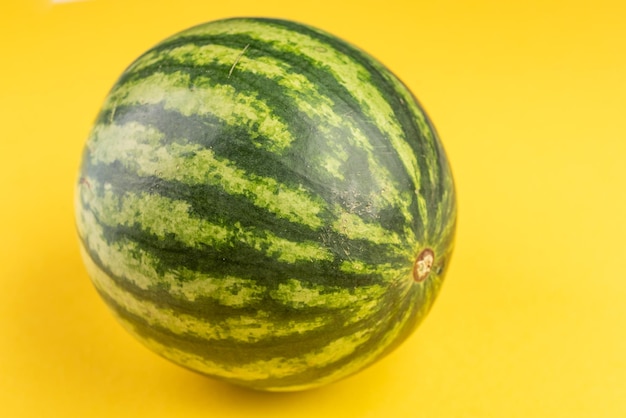 Groene watermeloen op gele achtergrond