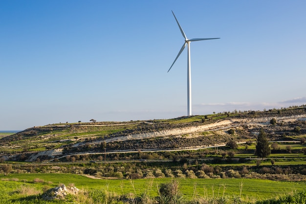 Groene weide met windturbines die elektriciteit opwekken.