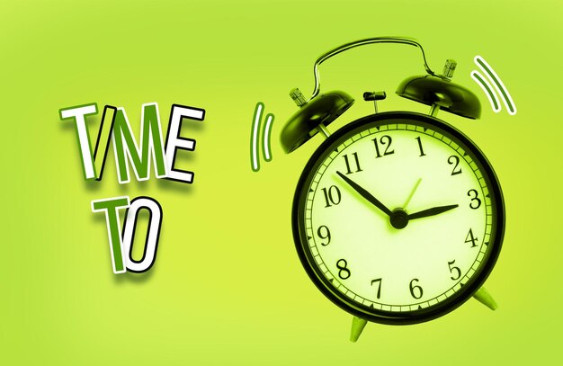 Groene wekker geïsoleerd op een witte achtergrond met woord Time To Concept of Time