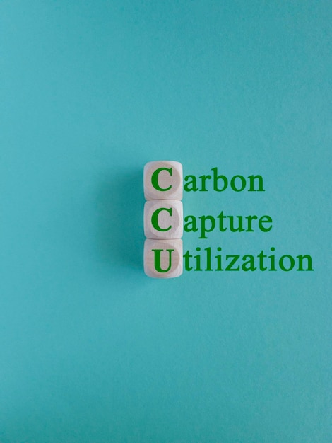 Foto groene woorden carbon capture and utilization geschreven op houten kubussen op blauwe achtergrond