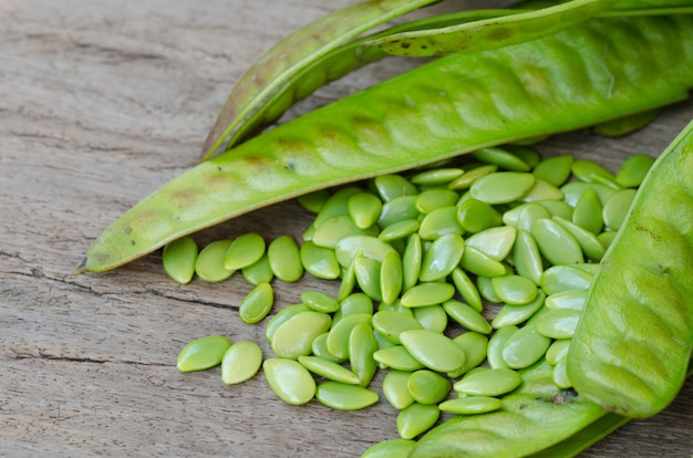 Groene zaad witte Popinac op houten tafel