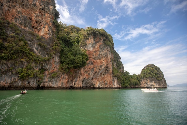 Groene zee en grote bergen. Kleine boot en jacht in de zee. prachtig natuurlandschap. Andaman Zee, Krabi Thailand