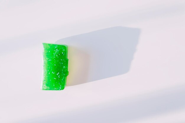 Groene zeepstaaf op witte achtergrond Handgemaakt huidverzorgingsproduct