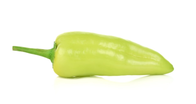 Groengloeiende Spaanse peperpeper die op de witte achtergrond wordt geïsoleerd.