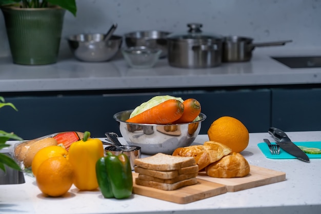 groente en een broodje in de keuken