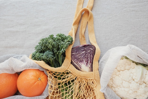 Groente en fruit in herbruikbare zak, Eco-living en zero waste-concept