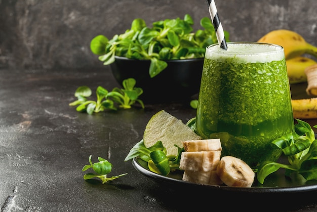 Groente- en fruitgroene smoothie