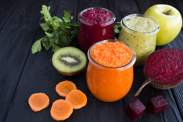 Groente- en fruitsmoothies in de kleine glazen potjes