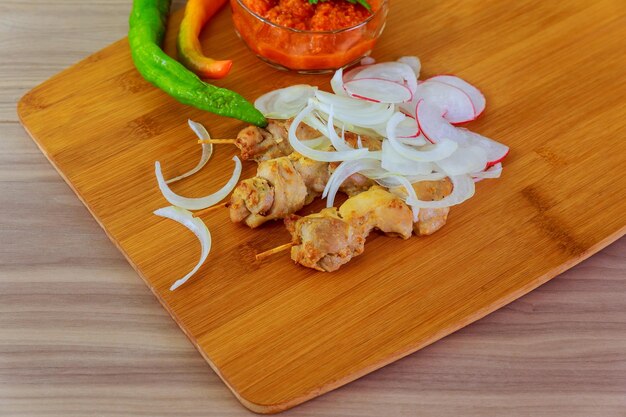 Groente- en vleesspiesjes in een kruidenmarinade kipspiesjes ui peper adjika