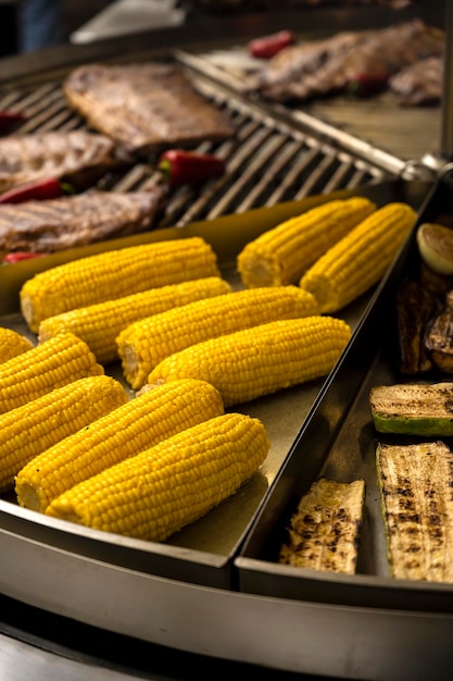 Groente spiesjes. Gegrilde maïs. Gezond eten. Buffet